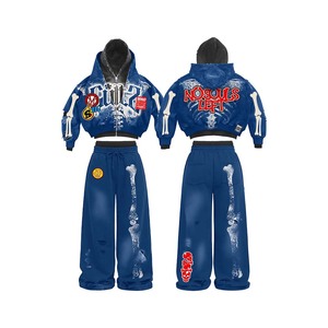 Conjunto de sudadera con capucha azul para hombre, estilo urbano con estampado digital, conjunto de dos piezas con patrón de huesos y pantalones con cremallera - Product Image 1