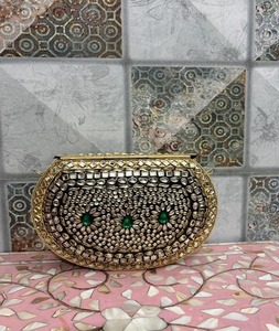 Elegante mini bolso clutch con adornos Kundan, ideal para bodas, bolso de mano metálico, artesanía en metal. - Product Image 3