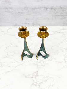 Juego de 2 Portavelas Cónicos Hechos a Mano con Acabado Dorado y Pátina Verde Hierro Vintage, Modernos y Abstractos, para Decoración Navideña del Hogar y Mesa - Product Image 2
