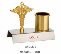 Elegante Trofeo Portátil de Metal Fundido a Presión con Acabado Cromado, Placa con Nombre Grabada con Láser e Impresión UV, y Organizador de Escritorio