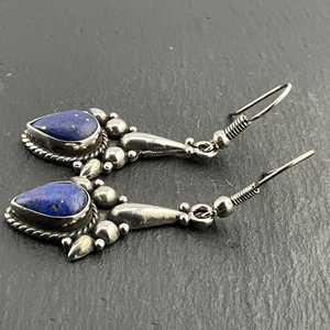 Boucles d'oreilles pendantes fantaisie vintage en argent sterling et lapis-lazuli, bijoux faits à la main avec pierres précieuses bleues, cadeau élégant pour femme - Product Image 2