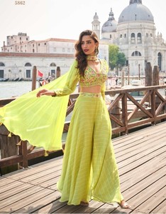 Traje de shrug corto de georgette de talla única con bordado moderno y detalles de lentejuelas para fiestas, Diwali y bodas - Product Image 2