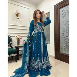 Robe de soirée trapèze faite main par un créateur, imprimé floral, en organza brodé avec des broderies Zari, taille empire - Product Image 4