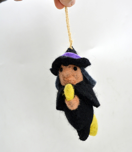 Adorno de Bruja de Fieltro de Lana Hecho a Mano, Decoración de Halloween, Volando sobre una Escoba, Decoración para Fiestas en Interiores, Regalo Artesanal para Niños - Product Image 3