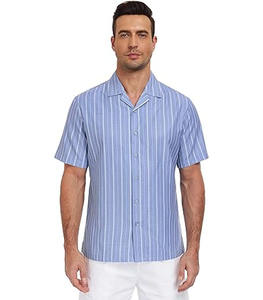 Chemise à manches courtes boutonnée avec des fines rayures verticales et un col camp style décontracté, tissu respirant pour un style et un confort optimaux - Product Image 1