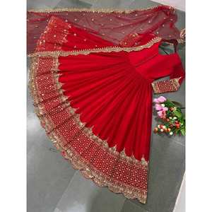 ชุดเดรสผ้าจอร์เจตต์ปักลายหรูหราพร้อมผ้าคลุมไหล่สีแดง - Product Image 1