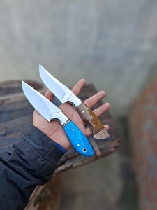 Cuchillo de Caza Hecho a Mano con Acero D2, Mango de Hueso Blanco, Borde Parcialmente Dentado, Duradero, Ligero, Garantía de 3 Años - Product Image 1