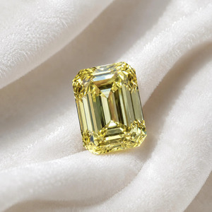 Diamant de laboratoire CVD de couleur jaune fantaisie, taille émeraude, certifié IGI, pureté VVS VS, excellente taille, pour joaillerie fine - Product Image 3