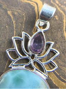 Pendentif artisanal en larimar et améthyste, argent 925, motif fleur de lotus - Collection de créateurs, bijoux de haute qualité, vente en gros - Product Image 3