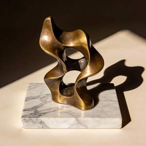 Objets décoratifs et sculptures architecturales modernes en métal ajoutant profondeur, texture et style aux intérieurs - Product Image 2