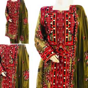 ผู้หญิงสวมชุดบาโลจิ คูชี - เสื้อทูนิค/คุรตะพิมพ์ลายดอกไม้ - ชุดบาโลจิชนเผ่าทำมือ - Product Image 1