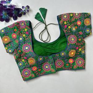 Fournisseur de blouses en soie fantôme de haute qualité avec cordon et broderie multi-fils, prêtes à porter, rembourrées et à manches courtes avec fermeture au dos, de Surat - Product Image 4