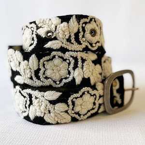 Ceinture élégante et légère en lin brodé de fleurs avec détails perlés faits à la main pour assortir les tenues modernes et traditionnelles - Product Image 3
