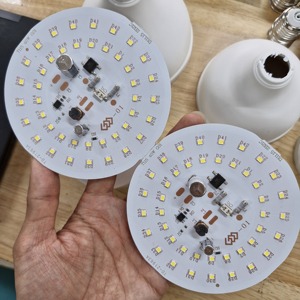 Garantía de 2 años Bombilla LED de 30W en forma de T DOB SKD 6500K Base B22/E27 Carcasa de aluminio Hecho en Vietnam 20,000 horas - Product Image 4