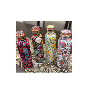 Bouteille d'eau en cuivre de finition antique avec travail floral de conception imprimée d'émail pour l'affichage traditionnel indien de décor à la maison - Product Image 4