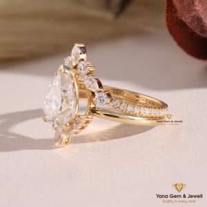 Bague de Mariage Vintage en Or Jaune Massif 14K avec Diamant CVD de Laboratoire Taille Poire 3.00 Carats Couleur F Pureté VVS2 Certifié IGI - Product Image 2
