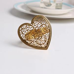 De magnifiques anneaux de serviette en métal en forme de cœur offrent une élégance discrète qui ne s'entremêle jamais à la présentation des aliments. - Product Image 2