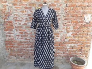 Vestido largo de algodón indio con estampado floral y cuello en V, hecho a mano con técnicas de bloqueo, para mujer, regalo para ella. - Product Image 5