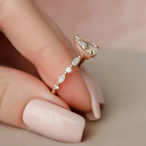 แหวนเพชรทรงลูกแพร์ 2.25 กะรัต เพชรเลี้ยงในห้องปฏิบัติการ แหวนหมั้นทองคำขาว 14K ประดับเพชรรอบวงแบบซ่อน แหวนครึ่งวงนิรันดร์ ดีไซน์หรูหรา ของขวัญวันครบรอบ - Product Image 4