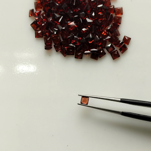โกเมนสีแดงธรรมชาติ 3 มม. ทรงสี่เหลี่ยมเจ้าหญิงคัท คุณภาพดีที่สุด พลอยเม็ดเดี่ยวสำหรับทำเครื่องประดับ - Product Image 1