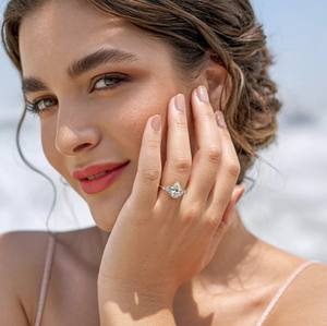 แหวนแต่งงานเงินแท้ 925 ประดับเพชรโมอิสซาไนต์ทรงหยดน้ำ ดีไซน์หรูหราจาก Elegant Bella Jewel ชุบทอง 18K เหมาะสำหรับงานหมั้น - Product Image 2