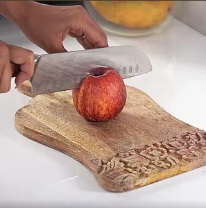 เขียงไม้มะม่วงแกะสลักลายดอกไม้ รูปทรงโค้งมน ขอบลายดอกไม้ประณีต ทนทาน ปลอดภัยสำหรับอาหาร เหมาะสำหรับเสิร์ฟในครัว - Product Image 4