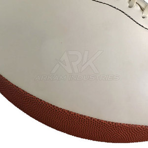 Ballon de rugby durable au toucher doux avec un contrôle de forme fiable, idéal pour les exercices de passe et les matchs. - Product Image 4