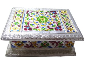 Caja de Regalo de Chocolate con Tapa de Madera, Diseño de Metal de Latón Hecho a Mano, Meenakari, Grabado en Relieve, Chapado en Oro, Oxidado Antiguo - Product Image 1