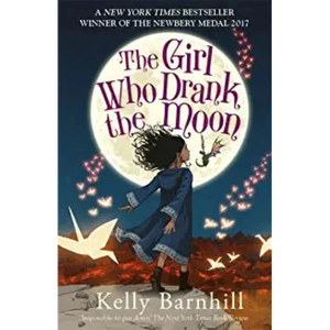 La chica que bebió la luna de Kelly Barnhill, libro de bolsillo con tapa blanda personalizada - Product Image 1