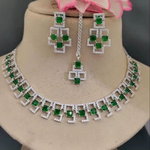 Conjunto de Collar y Pendientes Geométricos con Diamantes CZ Verde Esmeralda para Bodas - Product Image 1