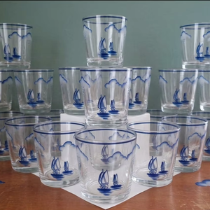 Pot à bougie en verre peint à la main en forme de voilier bleu, parfait pour les salons, les chambres, les restaurants, les spas, les mariages et la décoration festive. - Product Image 2