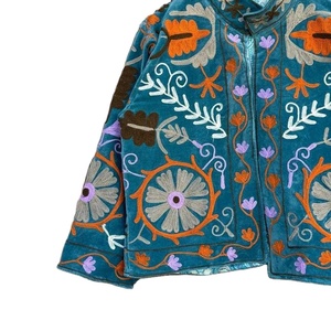 Veste en velours brodée Suzani bleue pour femmes, tenue d'automne, disponible au prix de gros pour l'exportation - Product Image 2