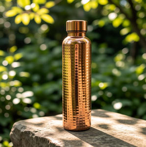 Elegante botella de cobre con revestimiento azul mate que contrasta bellamente con una tapa metálica cálida, disponible a precios de mayorista. - Product Image 4