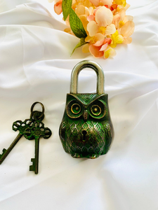 Cadenas en métal vintage en forme de hibou, fait main, avec finition antique et clés décoratives pour portail et porte de maison - Product Image 1