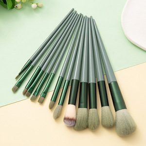 Juego de 13 Brochas de Maquillaje con Mango de Plástico Verde, Brochas Planas de Nailon para Ojos con Bolsa - Product Image 1