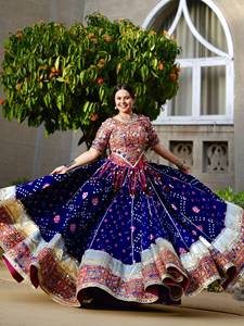 Lehenga de Algodón Muselina con Estampado Digital y Bordado de Espejo Real, Choli con Encaje y Latkan Colgante, Dupatta de Encaje Hecha a Mano para Fiesta - Product Image 3
