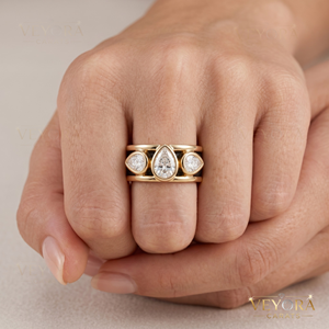 Bague de fiançailles classique VEYORA pour femme, en moissanite, trois pierres, coupe poire, sertie à griffes - Product Image 3