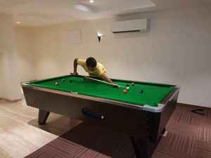 Table de billard d'arcade personnalisée HGR à forte demande avec 2 queues de jeu, jeu de billes et support triangulaire pour usage intérieur - Product Image 5
