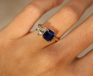 Anillo de Compromiso de Oro Macizo con Zafiro Azul Cultivado en Laboratorio con Corte Esmeralda y Moissanita con Corte Pera, Anillo de Promesa Toi et Moi, Anillo de Dos Piedras - Product Image 1