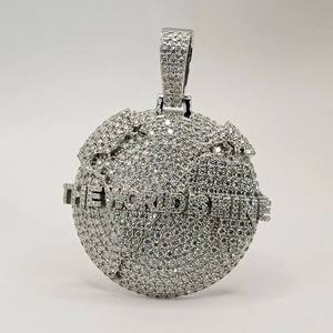 Colgante de Moissanita de Lujo con Diseño 'El Mundo Es Mío', Joyería Hip Hop Personalizada con Brillo de Diamante - Product Image 1