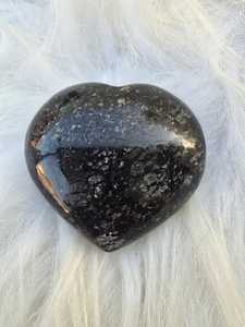 Cœur gonflé en Nuummite de qualité supérieure, bijou en pierre semi-précieuse naturelle, magnifique pour la méditation - Product Image 3