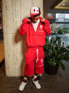 Ensemble de survêtement streetwear deux pièces unisexe en molleton de coton épais rouge avec logo personnalisé, comprenant un sweat à capuche zippé et un short long assorti - Product Image 4
