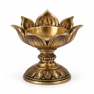 Support de Diya en Laiton Antique Motif Lotus - Porte-lampe à Huile Artisanal de Taille Moyenne Vente en Gros - Product Image 1