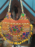 Sac fourre-tout brodé patchwork tribal, sac à bandoulière bohème, sac à main artisanal en textile avec coquillages et pompons pour femme