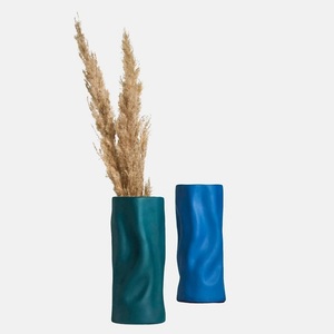Vases en plastique blancs irréguliers durables en gros pour la décoration de table et la décoration intérieure - Product Image 1