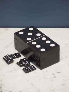 Jeu de dominos en résine noire double six avec points blancs et ligne argentée pour le jeu - Product Image 2