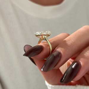Anillo Solitario con Diamante Cultivado en Laboratorio de 5 Quilates, Corte Radiante Alargado, E VVS2, Oro Amarillo, Anillo de Compromiso, Certificado IGI - Product Image 2