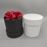 Boîtes cadeaux rondes de luxe en matériaux recyclés noir et blanc avec logo personnalisé pour la Saint-Valentin et les mariages, avec revêtement UV et gaufrage