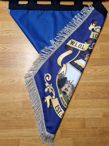 Bandera Ceremonial y Fraternal Personalizada - Diseño del Distrito Femenino de Lurgan con Borlas Plateadas y Lazos para Colgar - Product Image 6