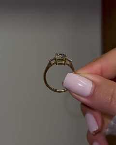 Anillo de Compromiso con Diamante Cultivado en Laboratorio, Corte Esmeralda, 2.80ctw, Oro Sólido Real de 14K, Anillo de Boda con 3 Piedras Baguette, Certificado IGI de Fábrica - Product Image 5